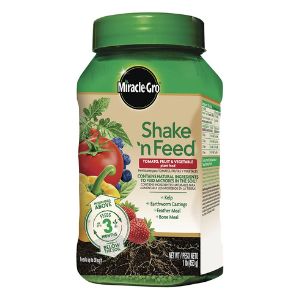 8. Miracle-Gro Shake ‘N Feed Fruit & Vegetable Fertilizer 10-5-15